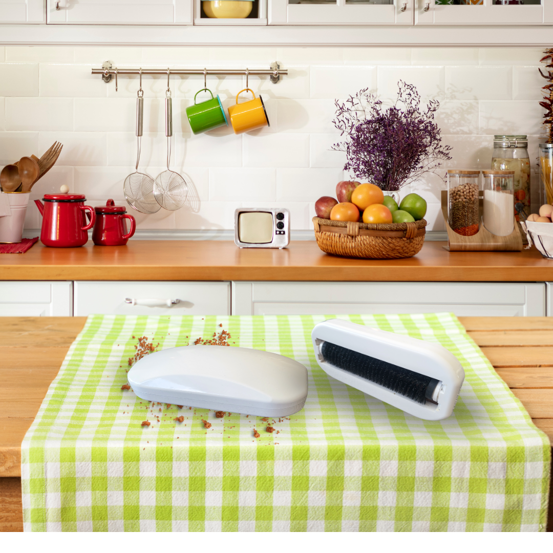 Efficiënte kruimelverwijderaar die tafel en tafelkleed netjes houdt zonder extra handelingen.

